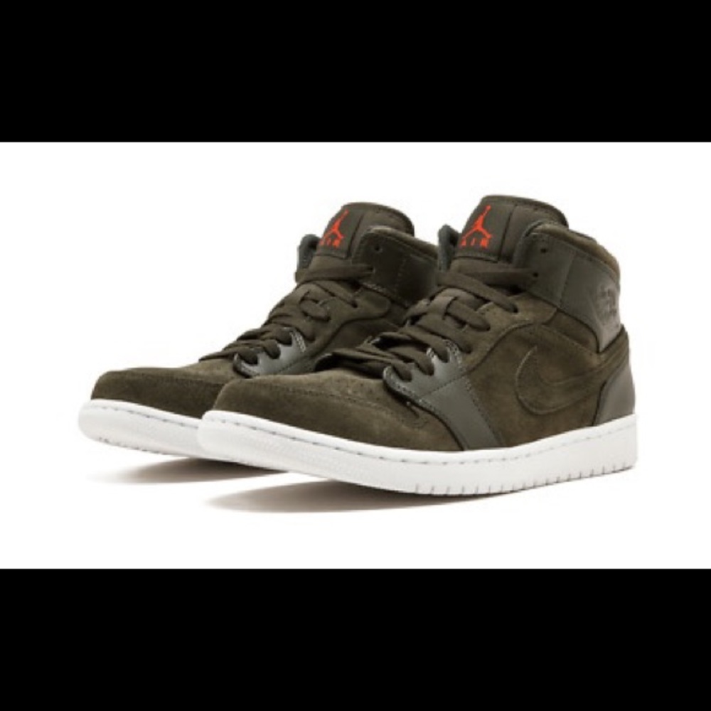 Air Jordan 1 Mid 'Sequoia Max Orange'